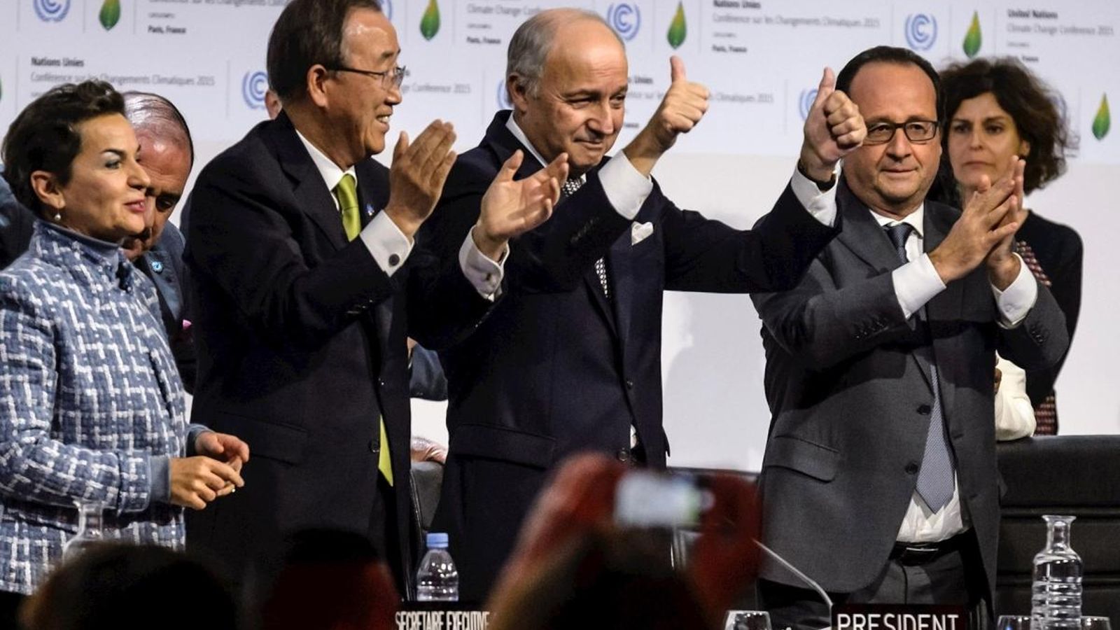 Imatge d'arxiu de l'adopció de l'Acord de París a la Cimera del Clima (COP21) de 2015