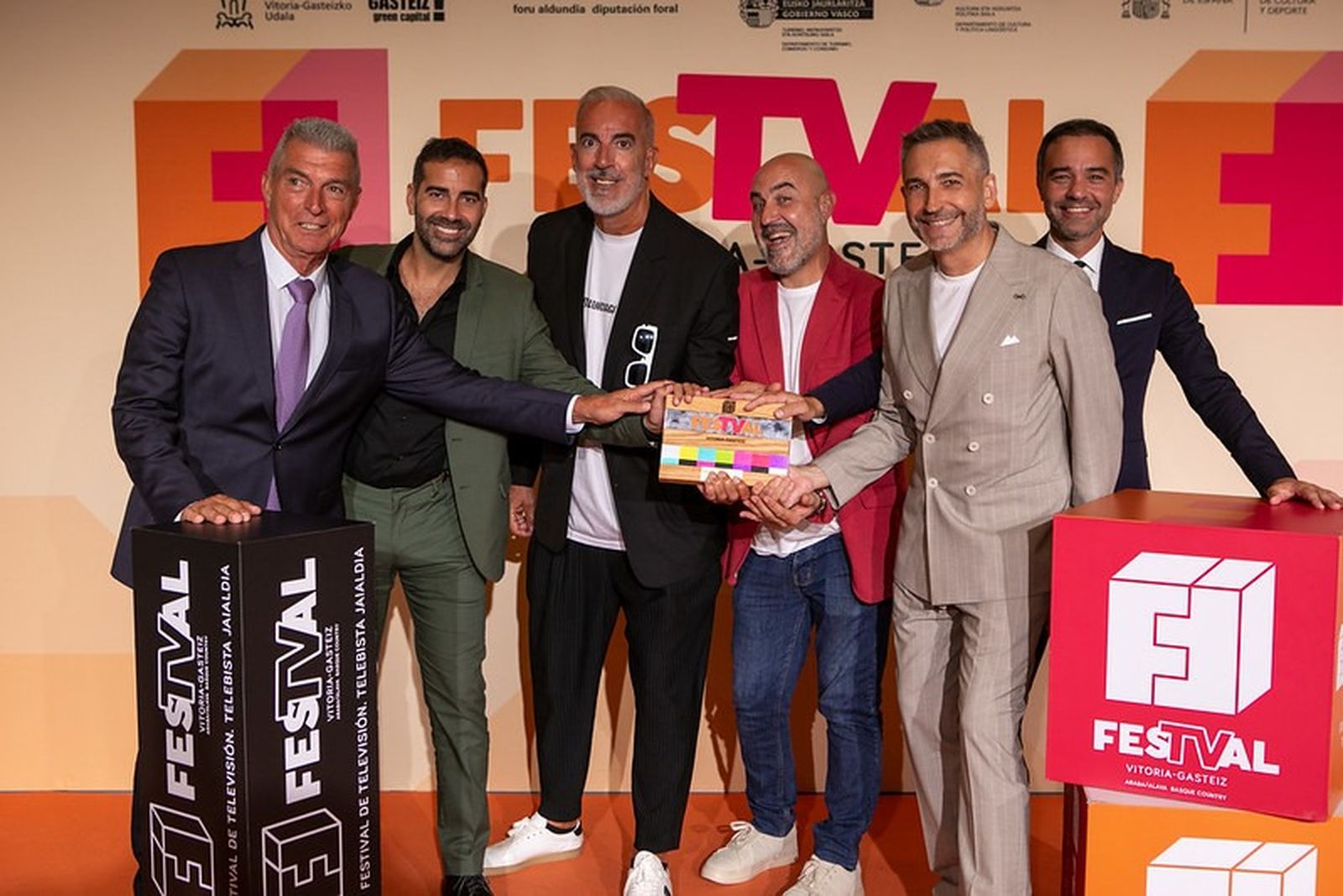 Els presentadors autonòmics del concurs Atrapa'm si pots amb el premi del FesTVal