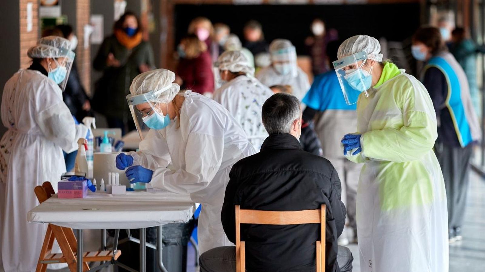 Imatge d'arxiu de sanitàries realitzant tests ràpids