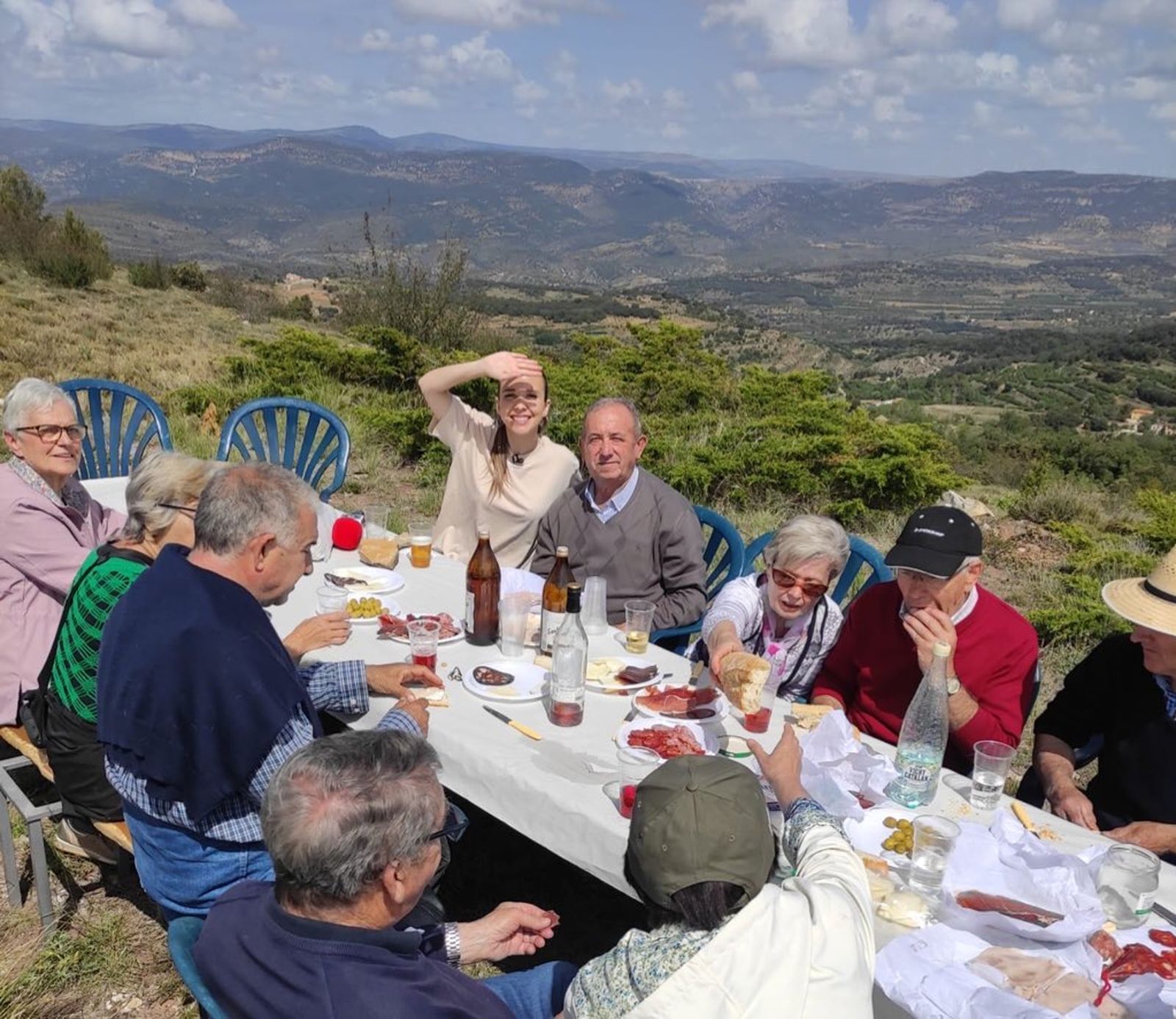 Berta ha viatjat fins a Benassal per a acompanyar als seus veins en la tradicional Romeria de Sant Cristòfol