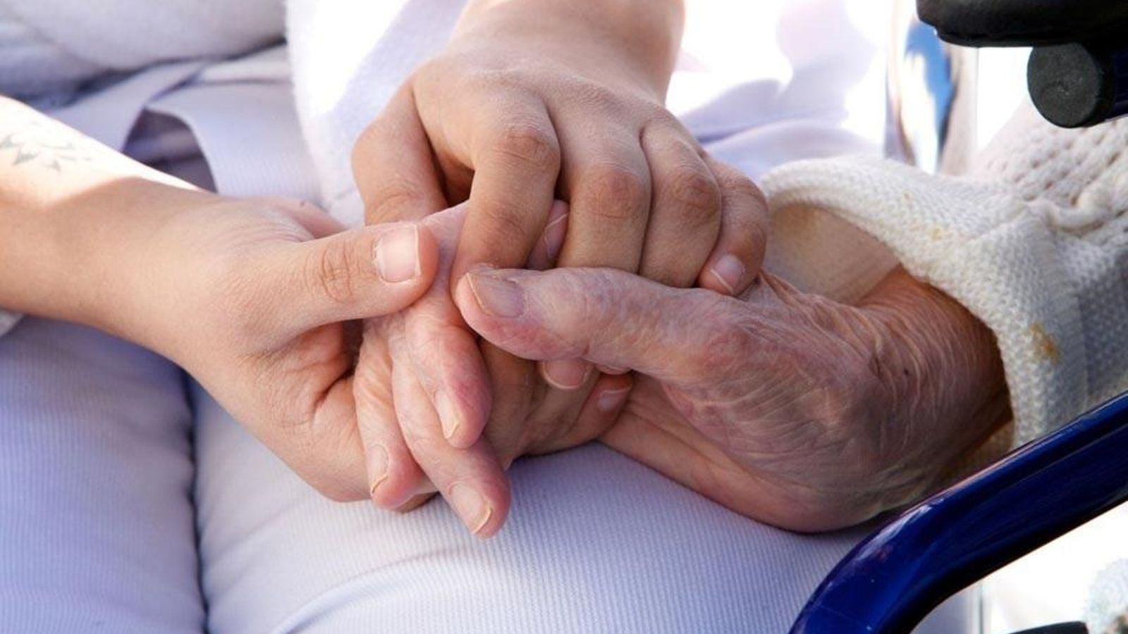 Una voluntària acompanya a una persona que requereix cures pal·liatives