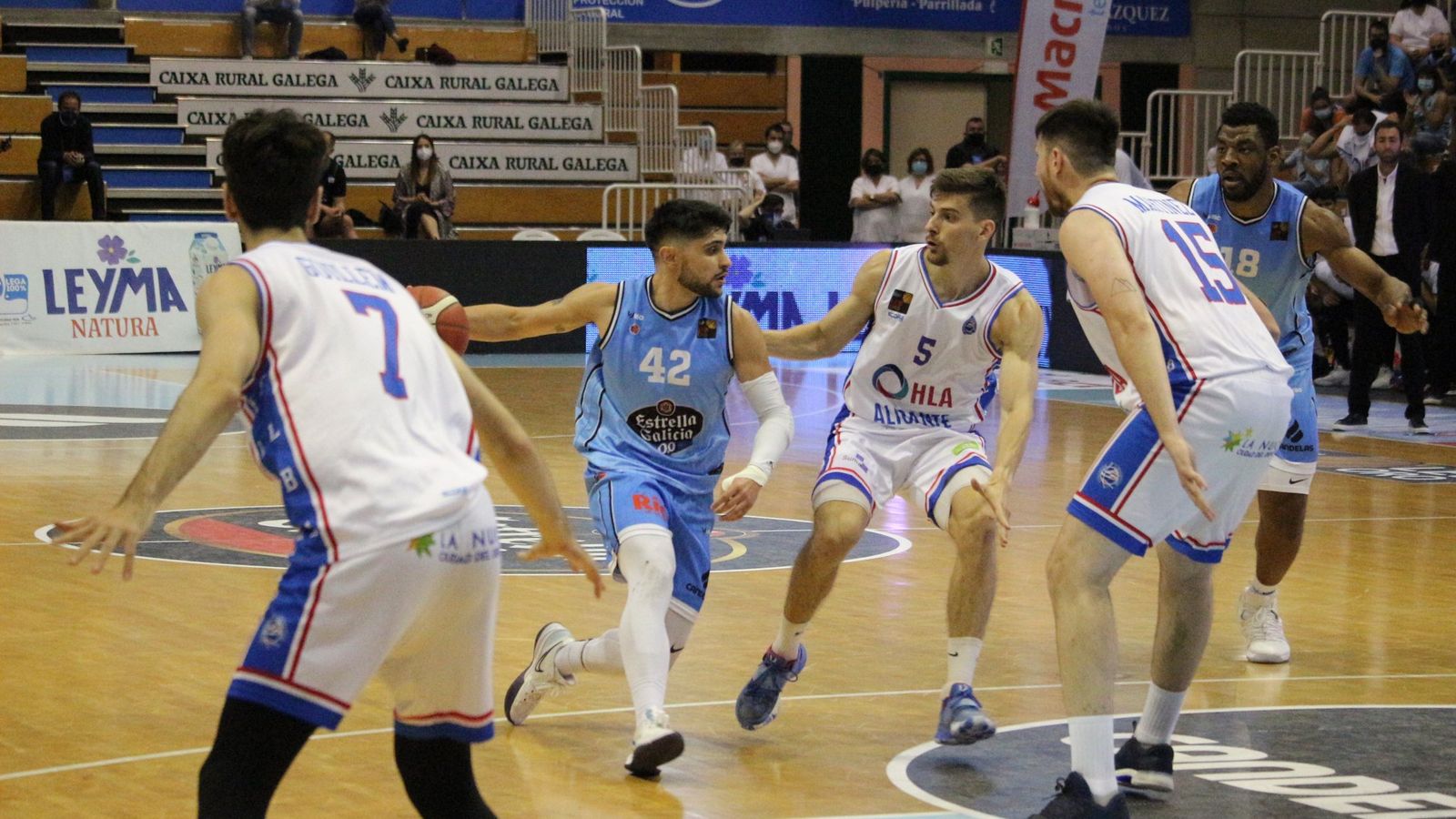 Ortega tracta de robar una pilota