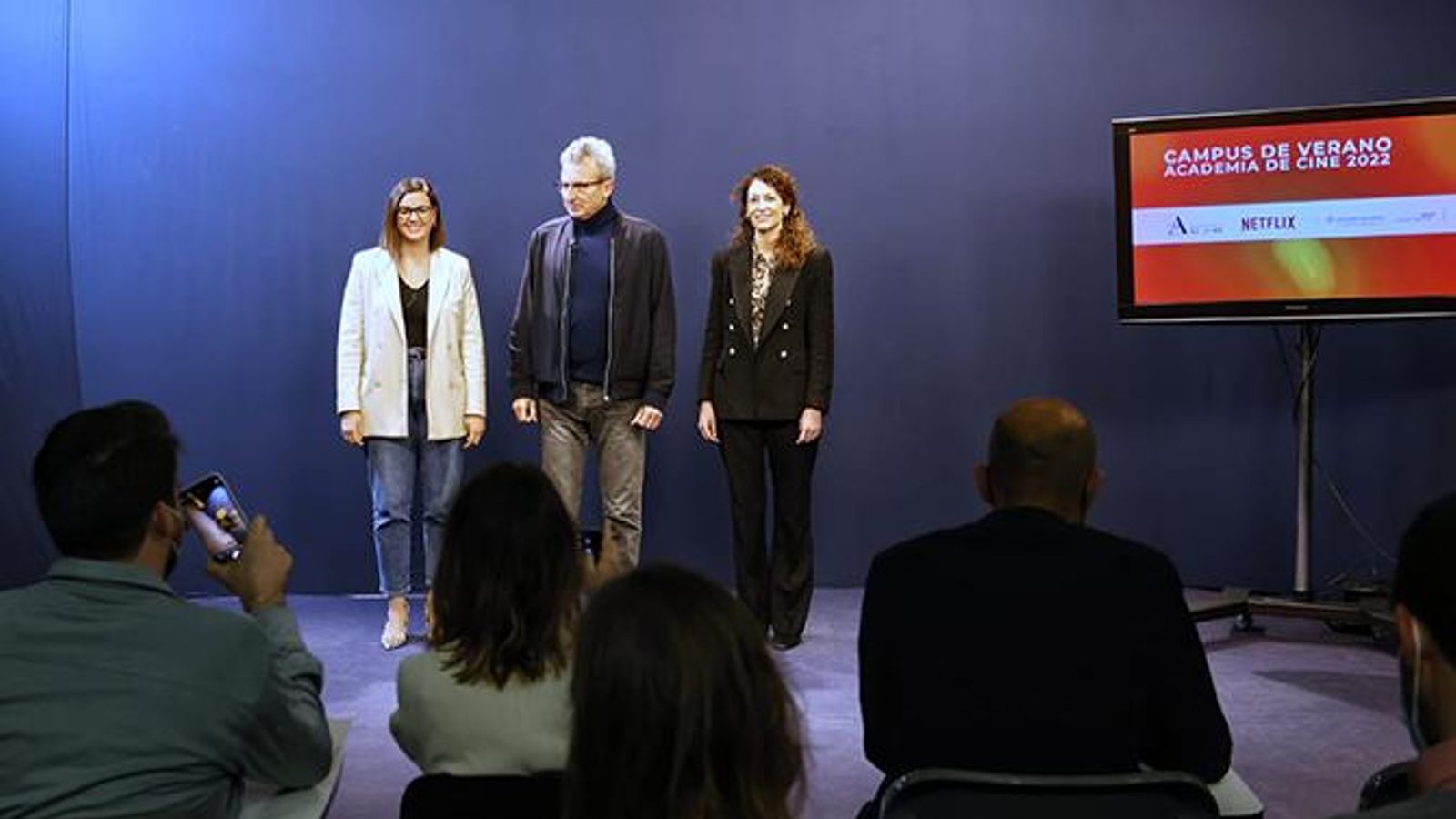 El president de l'Acadèmia de Cinema, Mariano Barroso; Esperanza Ibáñez, directora de relacions institucionals de Netflix; i la vicealcaldessa de València, Sandra Gómez