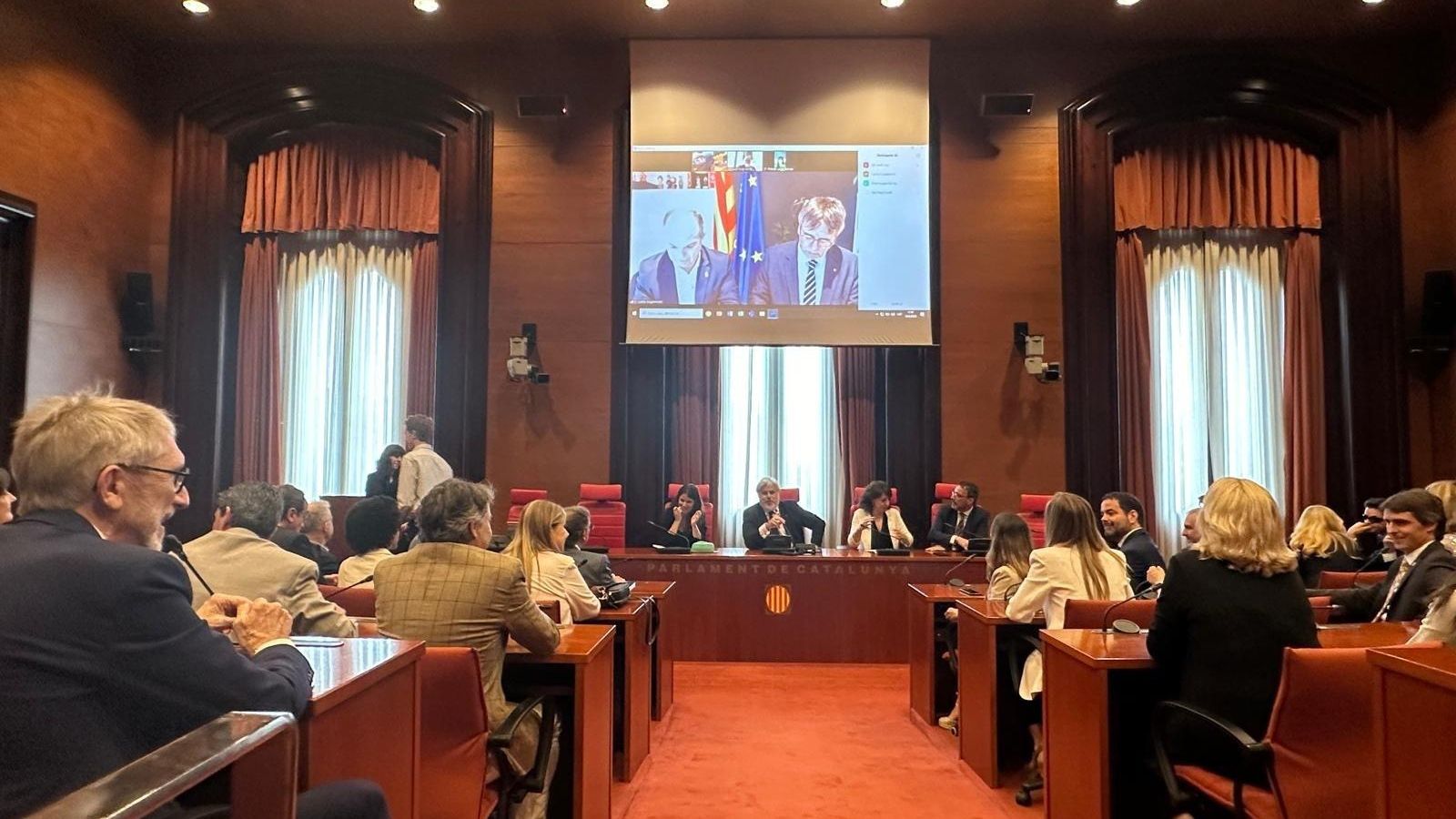 Reunió en el Parlament català amb l'assistència telemàtica del secretari de Junts, Jordi Turull, i l'expresident Carles Puigdemont
