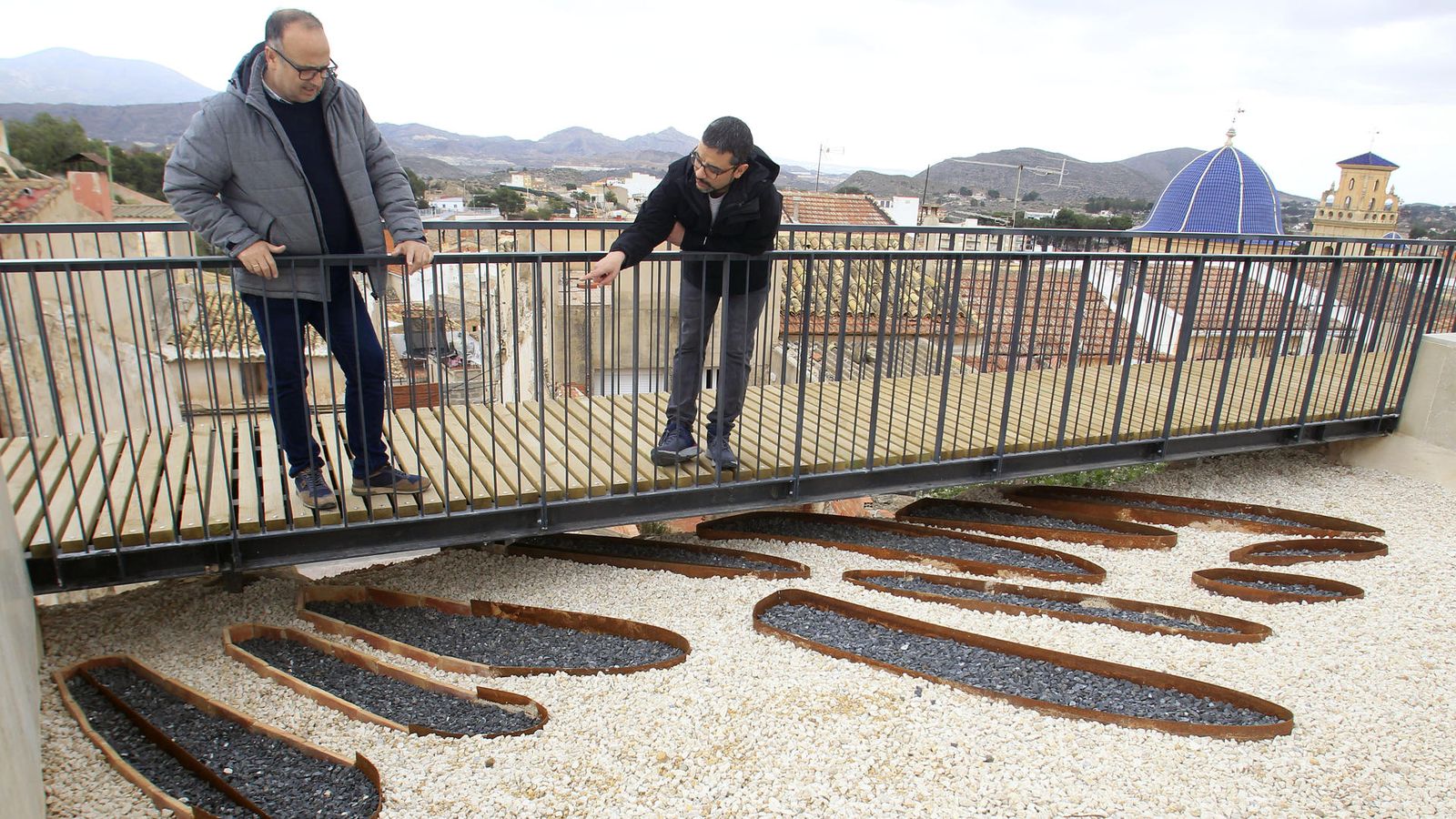 L’alcalde de Monòver, a l’esquerra, i el tècnic de Patrimoni, observen el punt on han trobat els cossos de la necròpoli