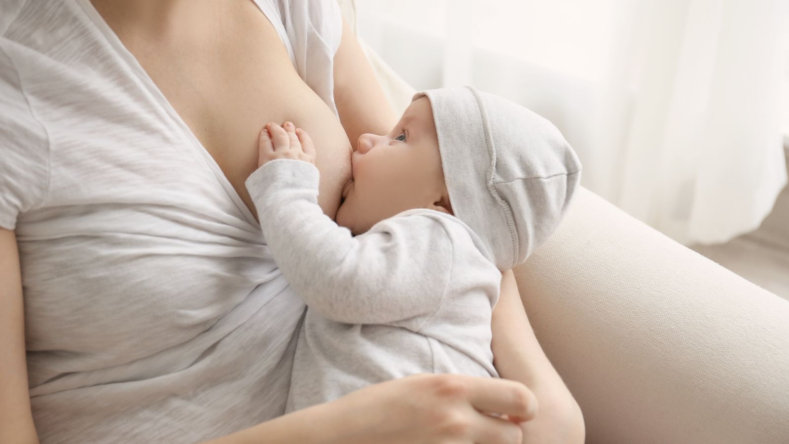Una dona alletant el seu bebé