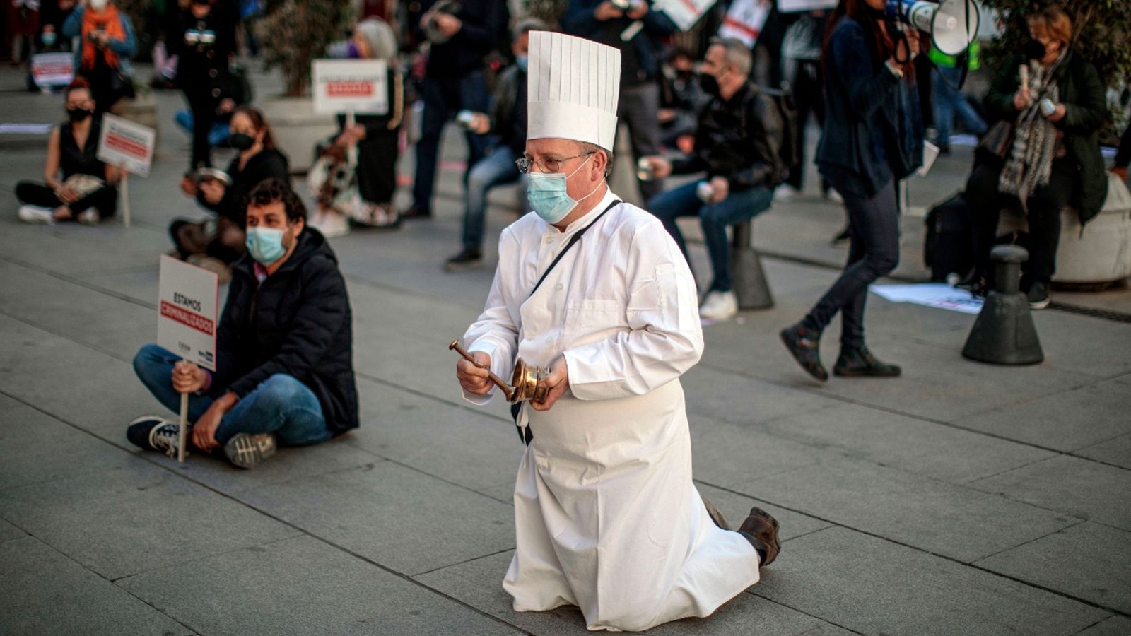 Manifestació dels restauradors davant del Palau de la Generalitat.