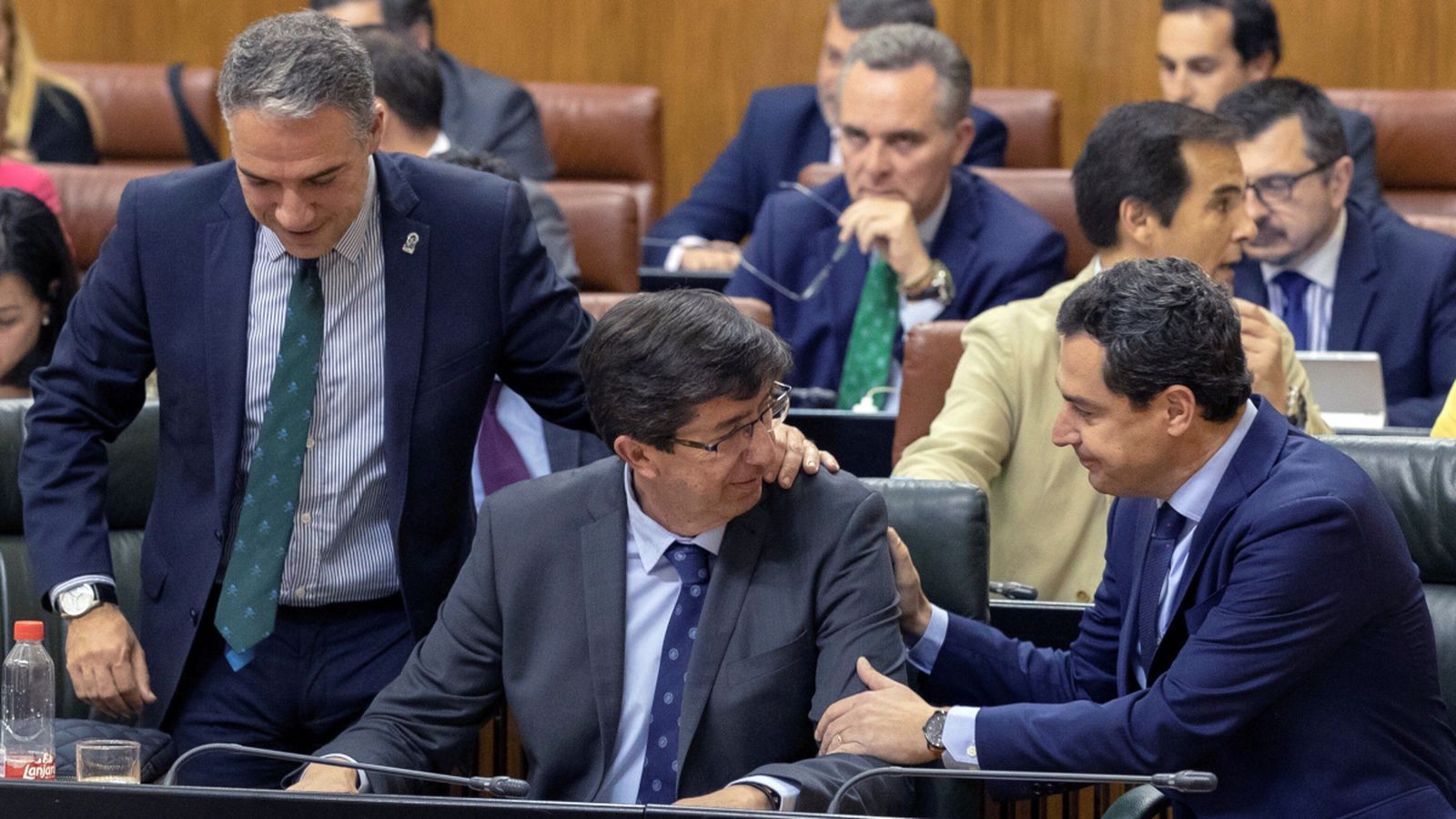 El president andalús Juanma Moreno, el vicepresident Juan Marín  i el conseller de presidència Elías Bendodo durant un ple del Parlament d'Andalusia