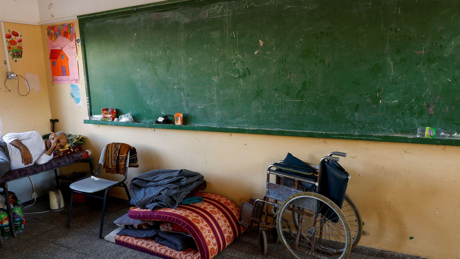 Un home ferit en una escola a la Franja de Gaza Un home ferit en una escola a la Franja de Gaza