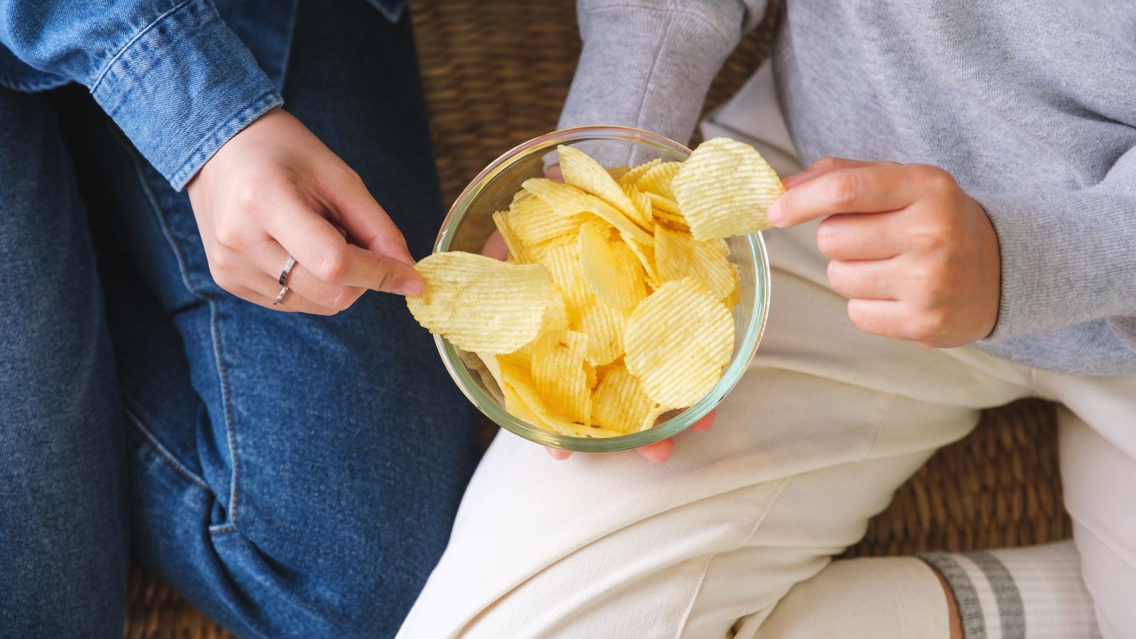 Dos persones mengen papes ondulades