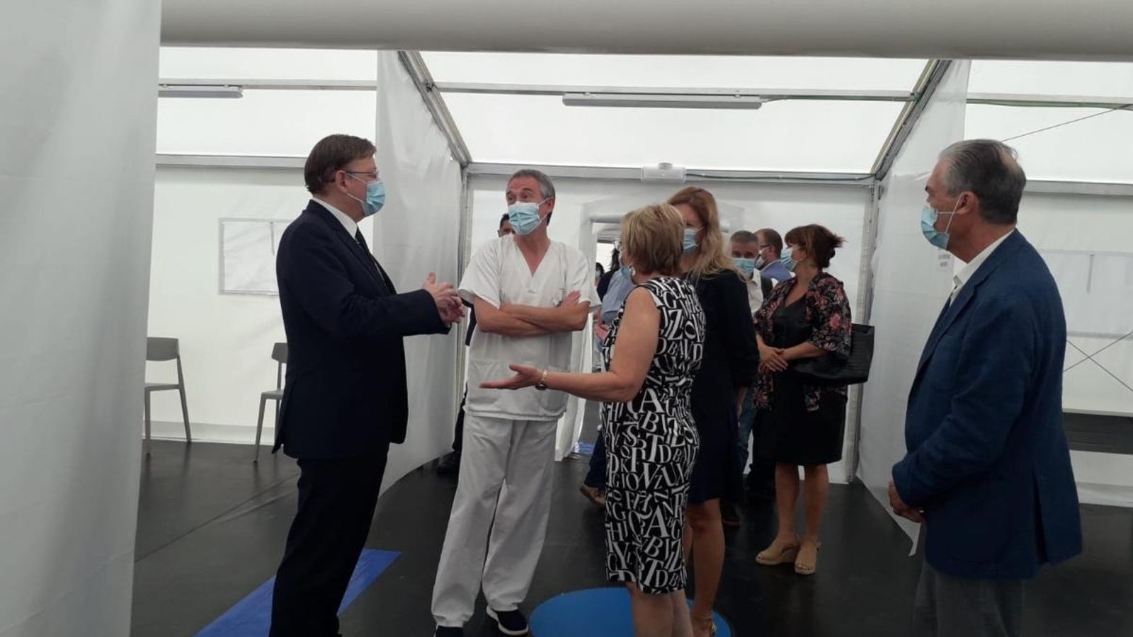 Una imatge de Puig i Barceló, hui, durant la visita al hospital de campanya de Castelló.