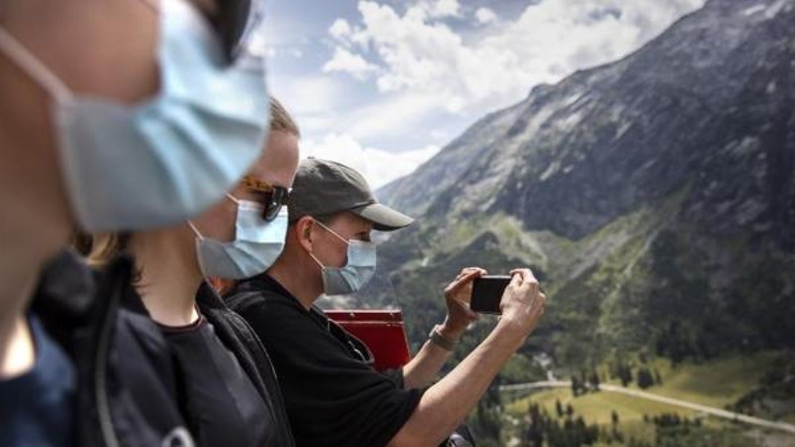 Turistes amb mascareta en el funicular de Gelmer a Berna, Suïssa