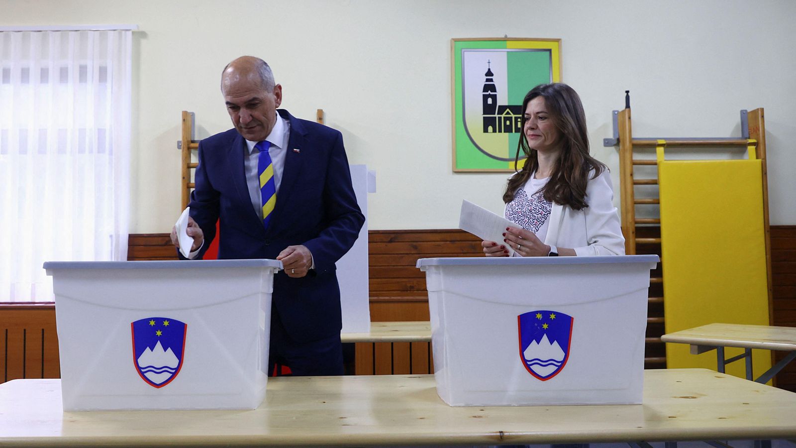 El primer ministre i candidat, Janez Jansa, vota a les eleccions d'aquest diumenge