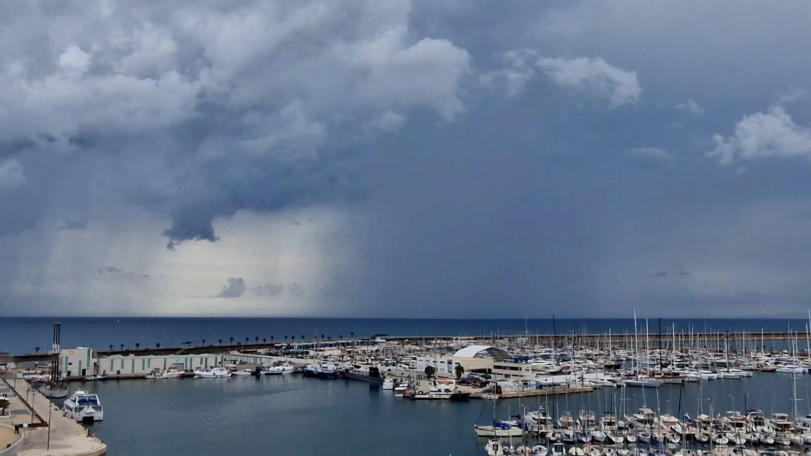Cortina de pluges, visible des del port de Torrevieja