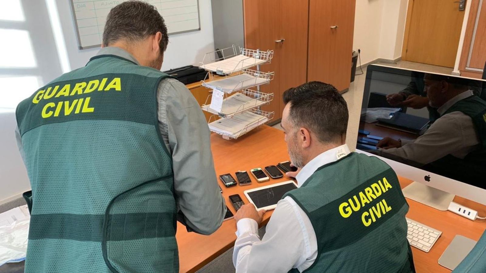 Detenen set homes, dos d’ells a Alacant i València, per ciberassetjament sexual a una menor