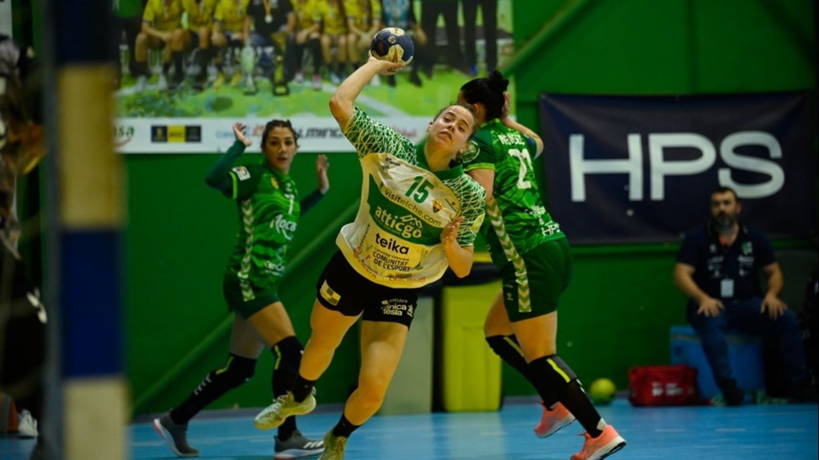 Una jugadora de l'Handbol Elx en un partit de lliga