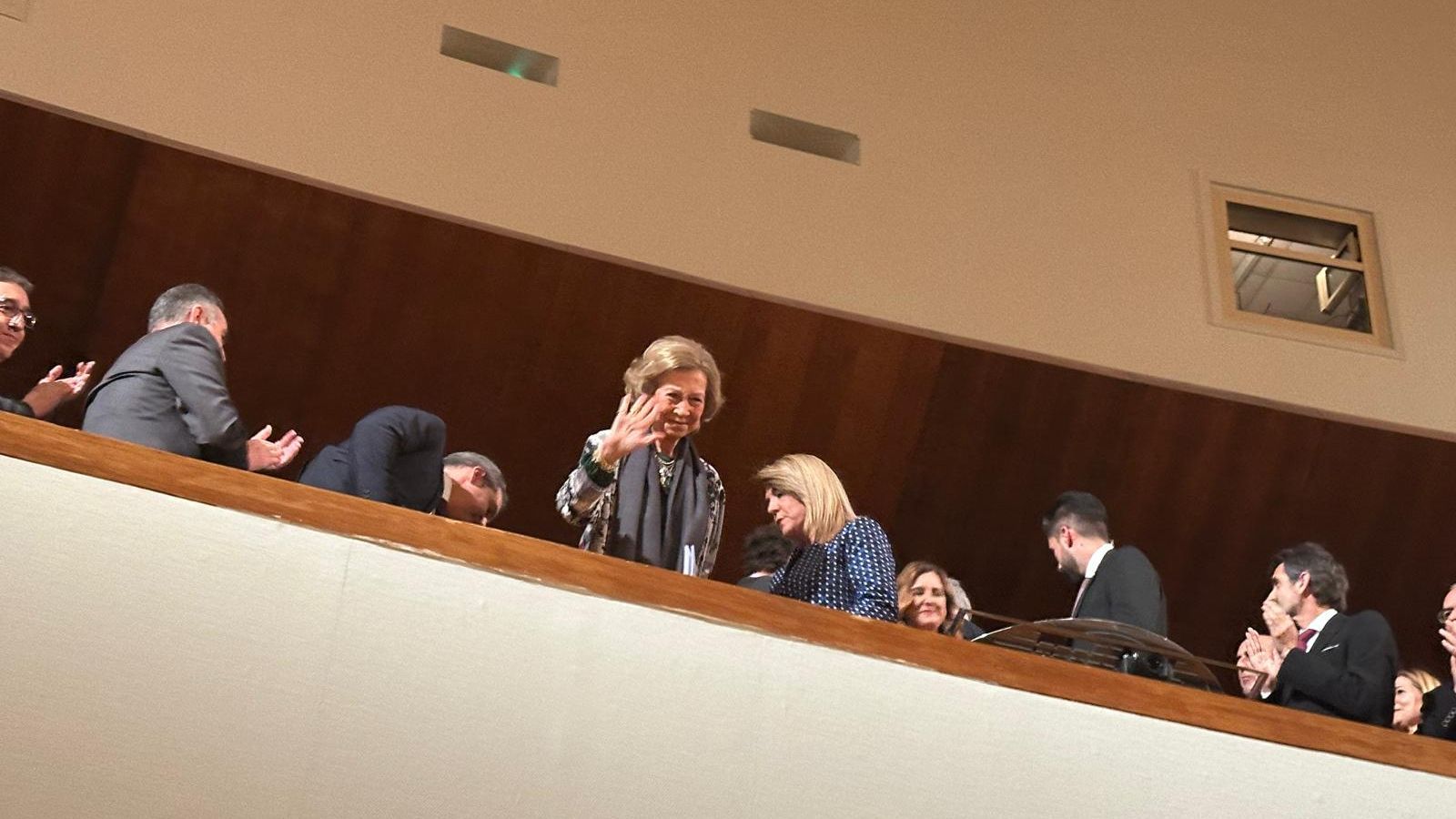 La reina Sofia saluda als assistents al concert benèfic