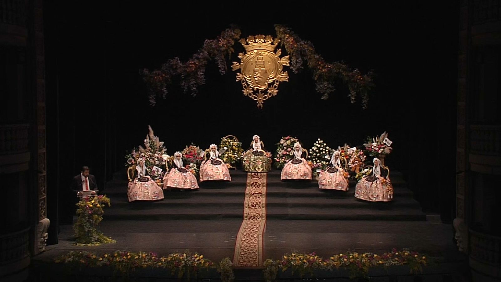 La Bellesa del Foc infantil, les seues dames d'honor i el mantenidor de l'acte, José Francisco Mancebo Aracil