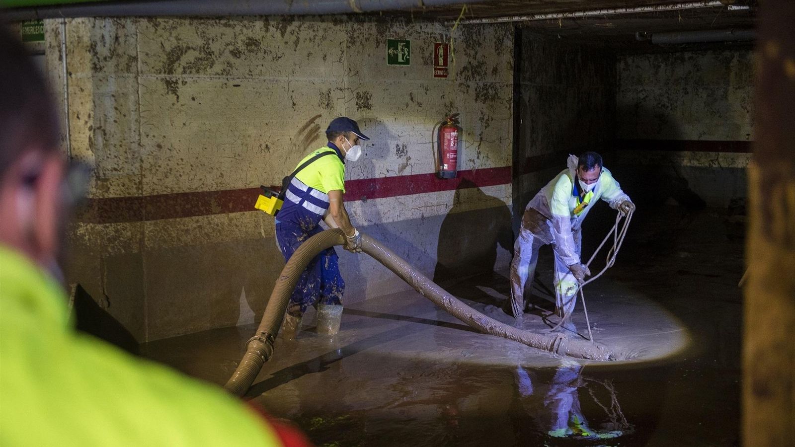 Efectius de la Diputació de València en un garatge de la zona zero de la dana