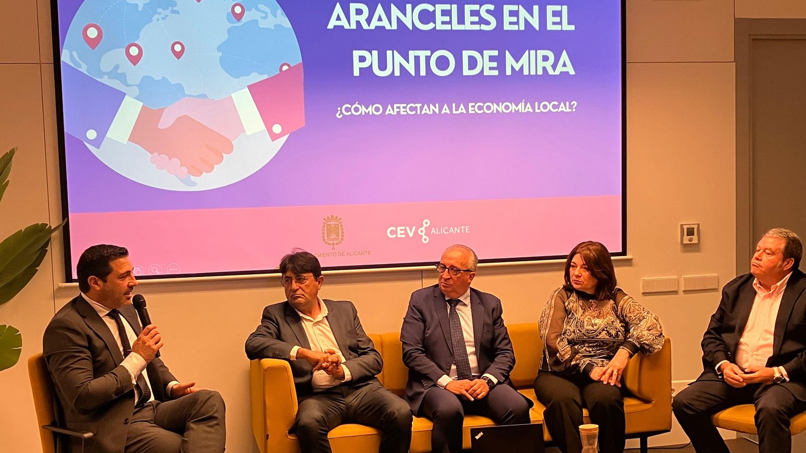 Jornada sobre els aranzels a la Confederació d'Empresaris d'Alacant