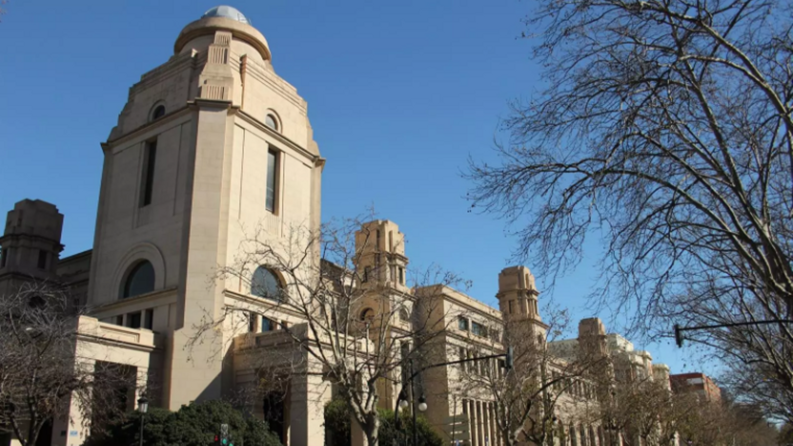 Edifici del rectorat de la UV, en una imatge d'arxiu