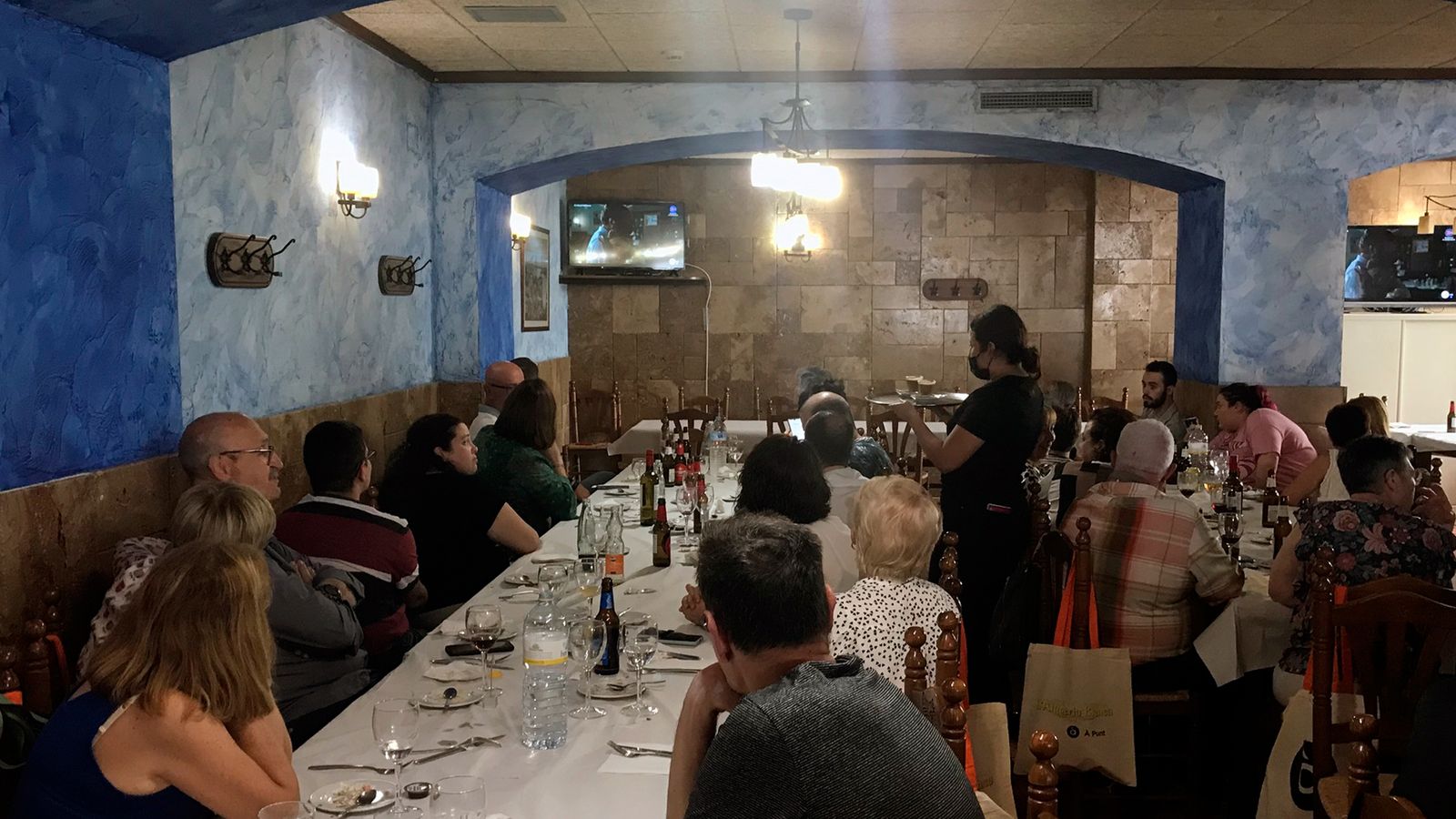 El banquet de la boda ha sigut al mateix temps s'estava vivint en la televisió.