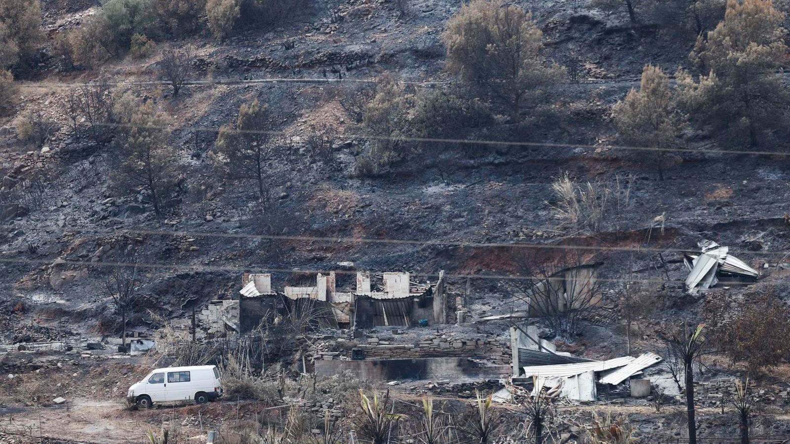 Un immoble del terme de la Vilavella calcinat per les flames