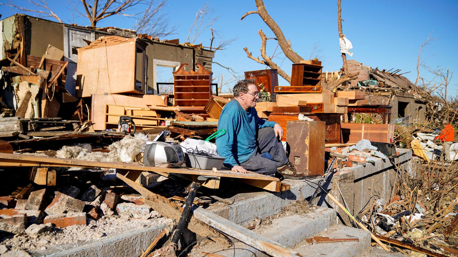 Rick Foley, de 70 anys, contempla a la localitat de Mayfield (Kentucky) sa casa en runes després de la cadena de tornados que ha sembrat la destrucció en sis estats