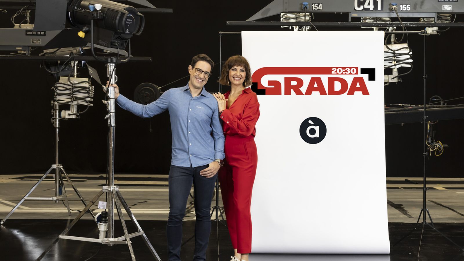Juanma Melero i Isabel Sánchez, presentadors del nou programa esportiu d'À Punt: 'Grada 20:30'
