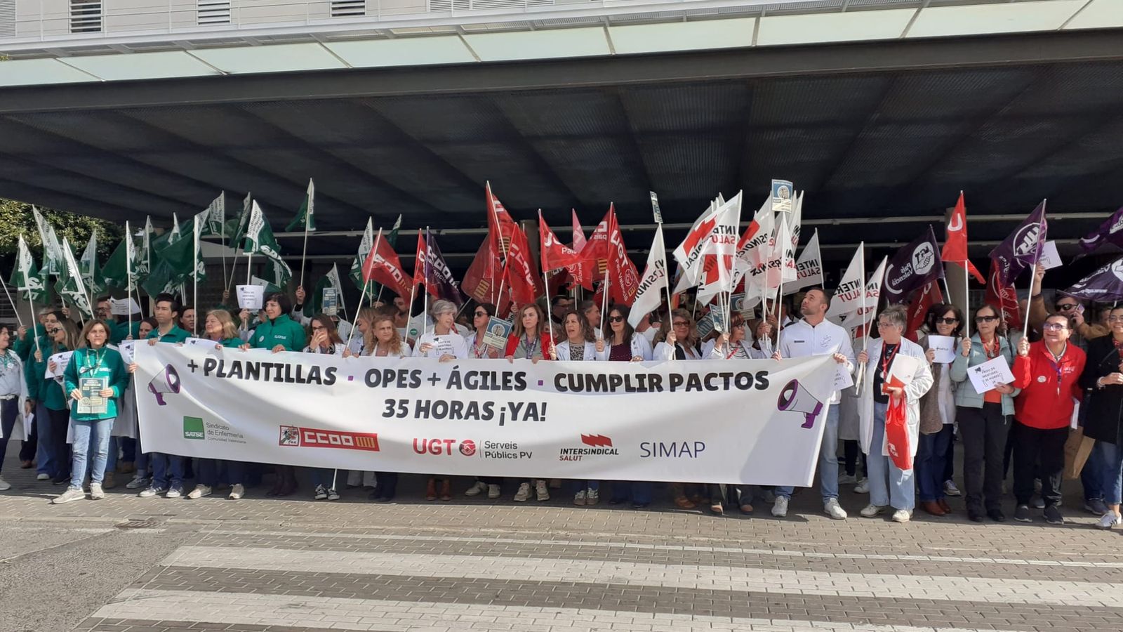 Concentració dels sindicats per a denunciar la gestió de la Conselleria de Sanitat