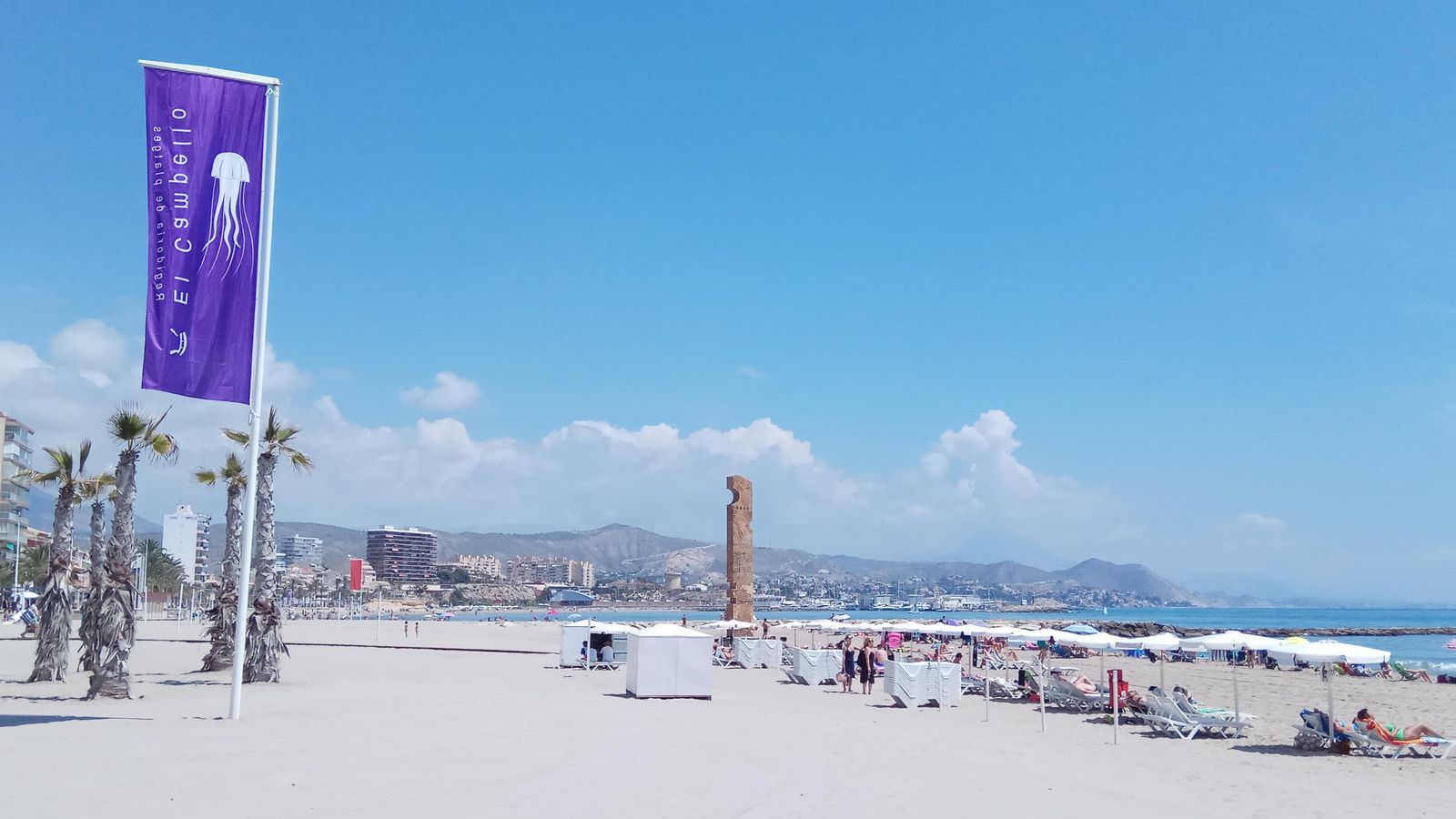 El Campello disposa d'una bandera per advertir de la presència de meduses, a més de la bandera roja (al fons)