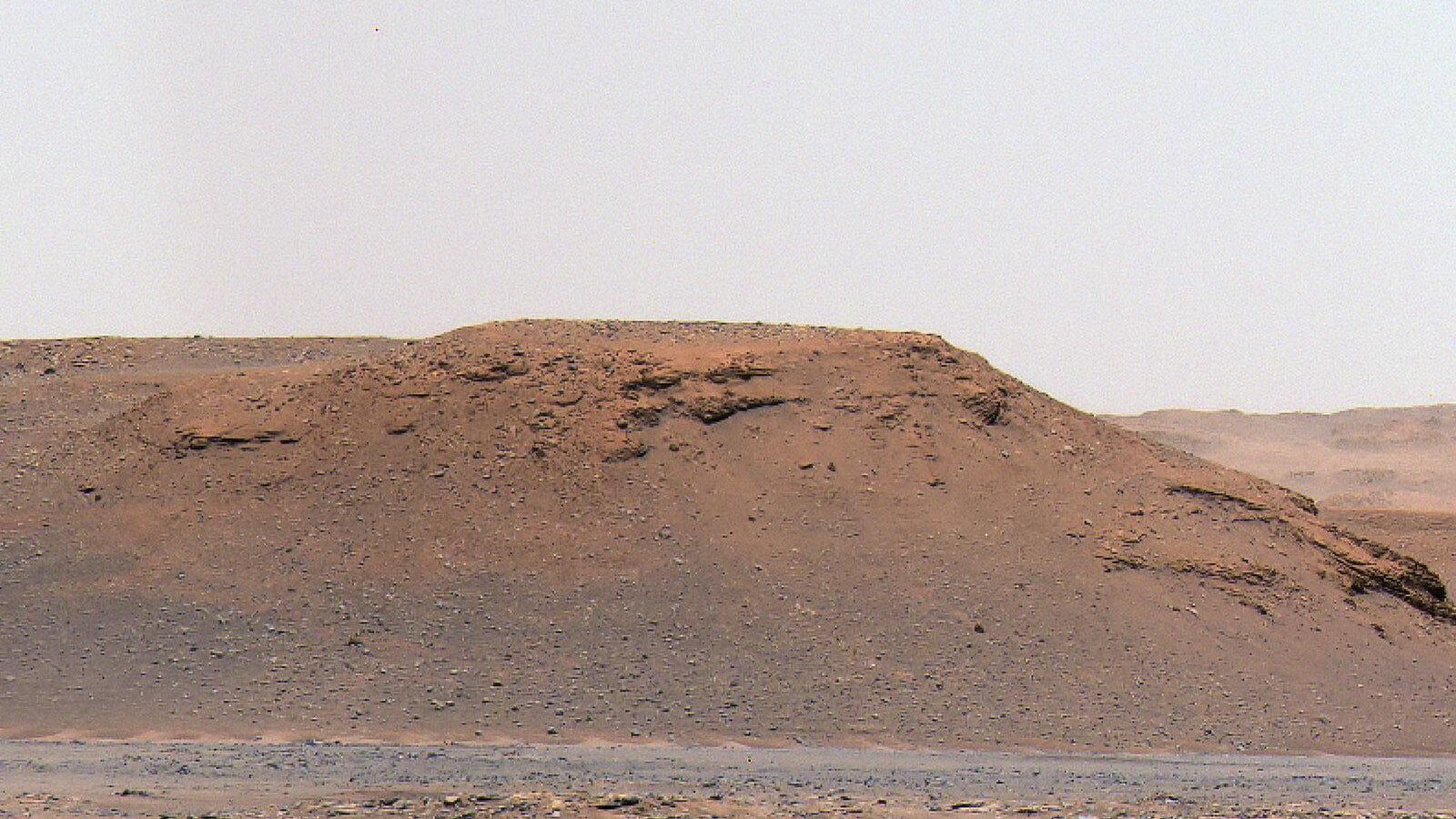Vista del cràter Jezero marcià en una imatge presa pel rover Perseverance