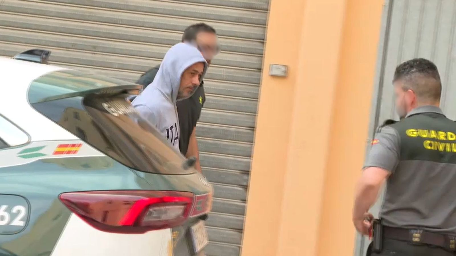 Agents de la Guàrdia Civil acompanyen al detingut al jutjat d'Ontinyent