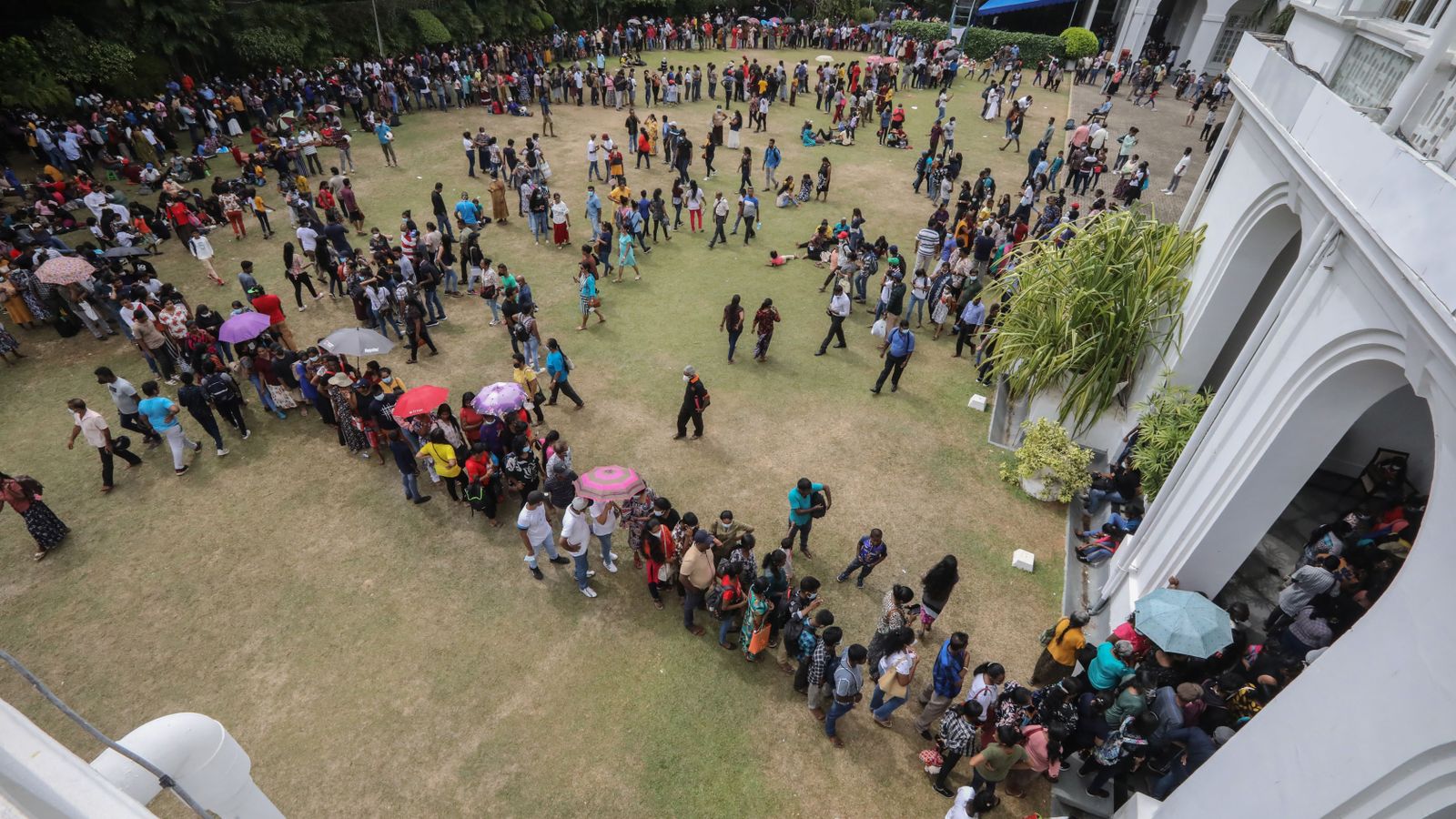 Llargues files de gent esperen per a tafanejar el palau presidencial a Sri Lanka