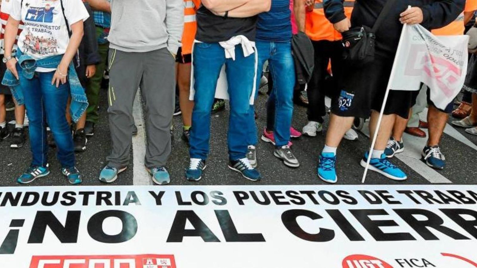 Protesta d'un grup de treballadors pel tancament d'una empresa, en una imatge d'arxiu