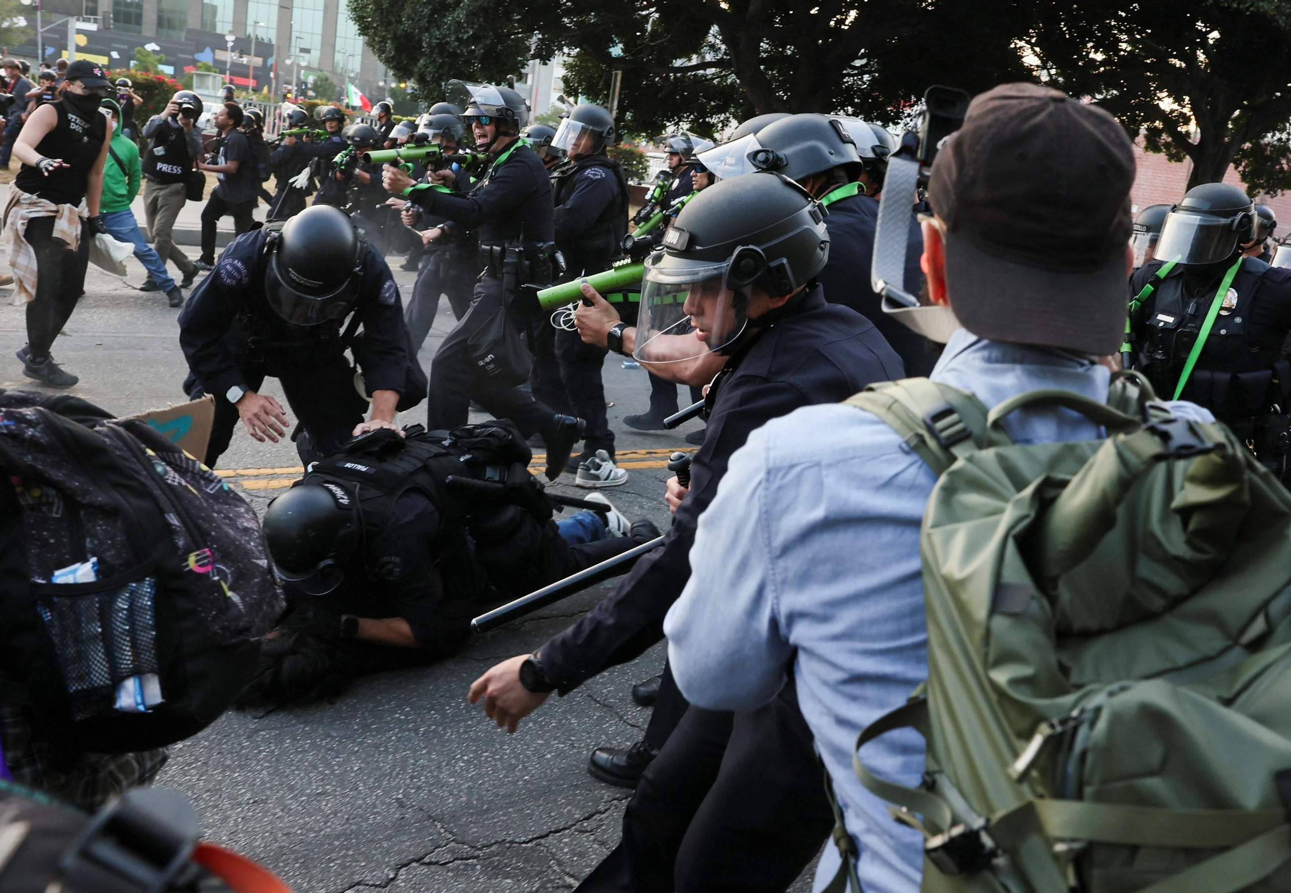 La policia de Los Angeles dispersa una protesta La policia de Los Angeles dispersa una protesta
