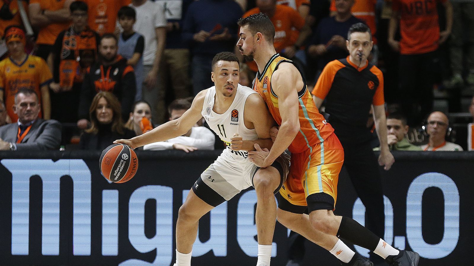 El taronja Josep Puerto defensa Dante Exum, del Partizan