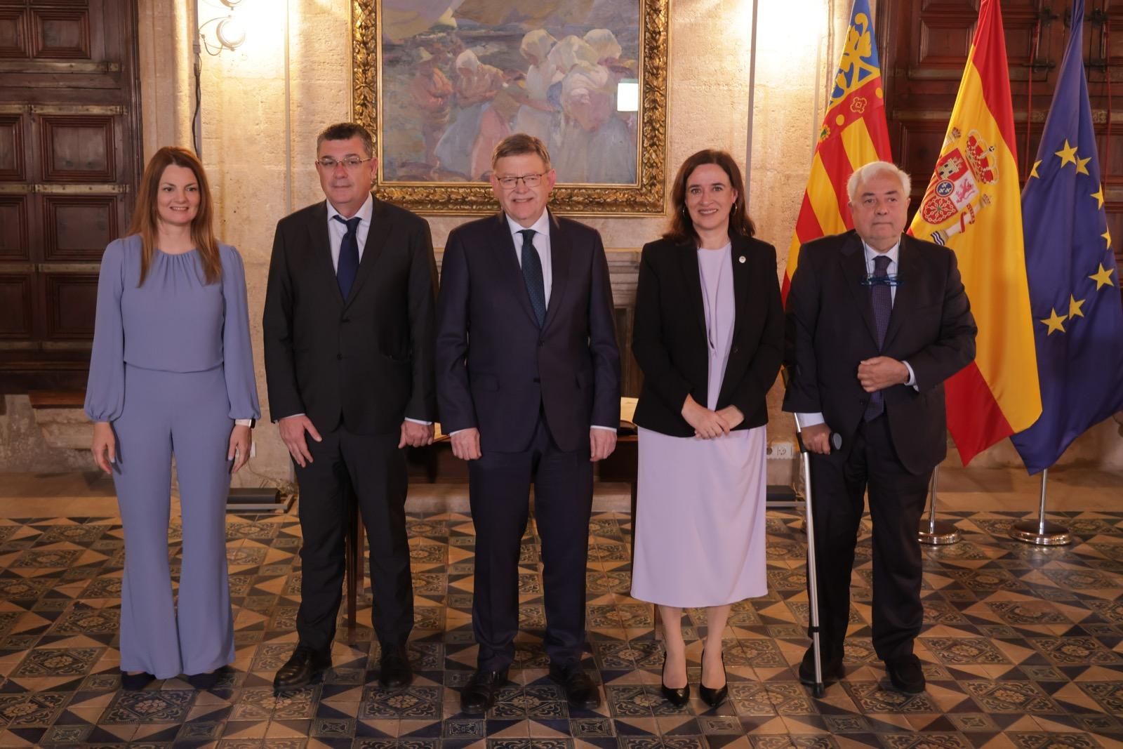 El president del Consell, de les Corts i del Cosell Jurídic Consultiu (centre), acompanyant els nous membres del CJC (extrems)
