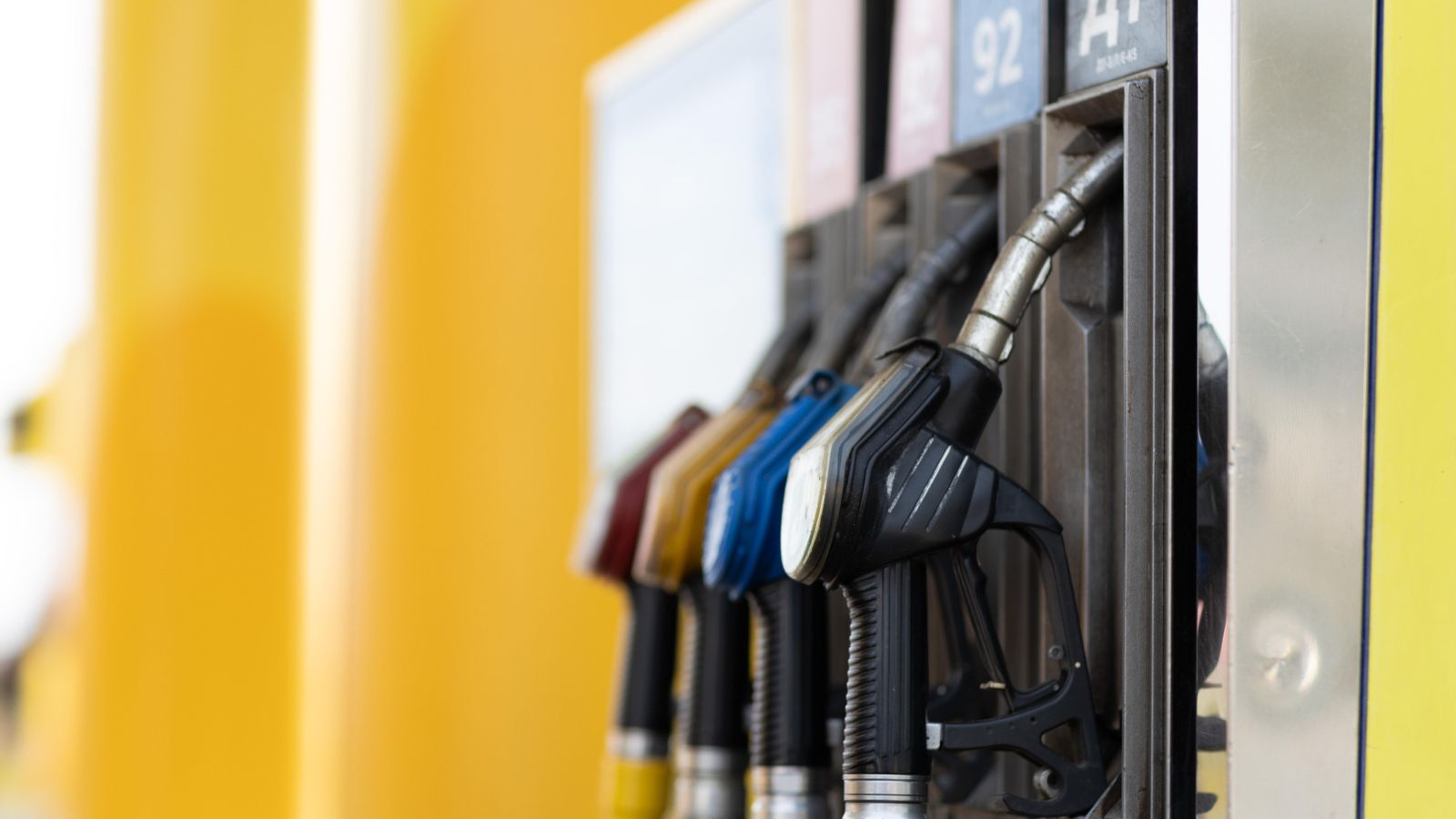 Assortidors de combustible a una gasolinera, en una imatge d'arxiu Assortidors de combustible a una gasolinera en una imatge d'arxiu