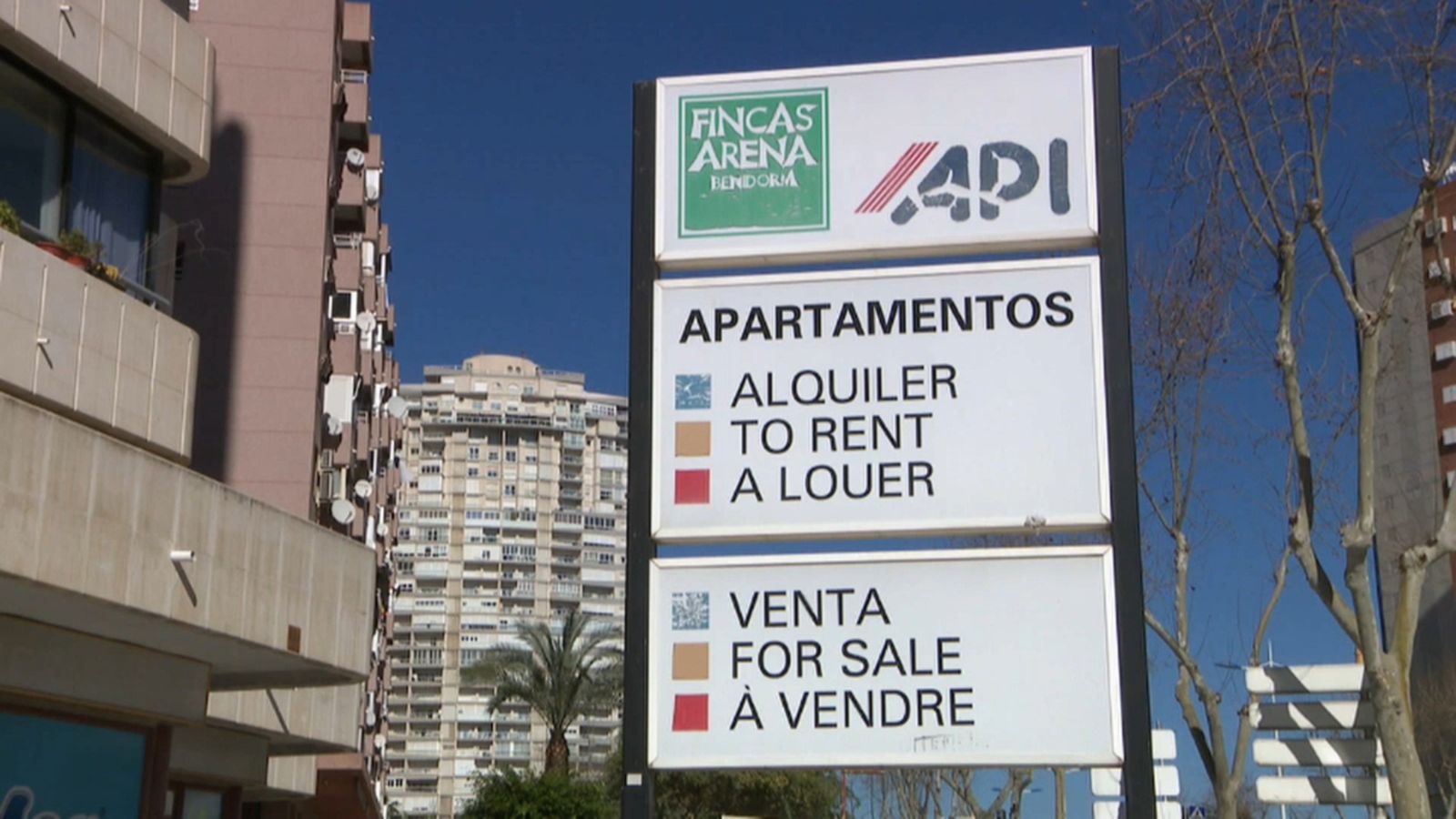 Cartell d'uns apartaments turístics a Benidorm, en una imatge d'estiu