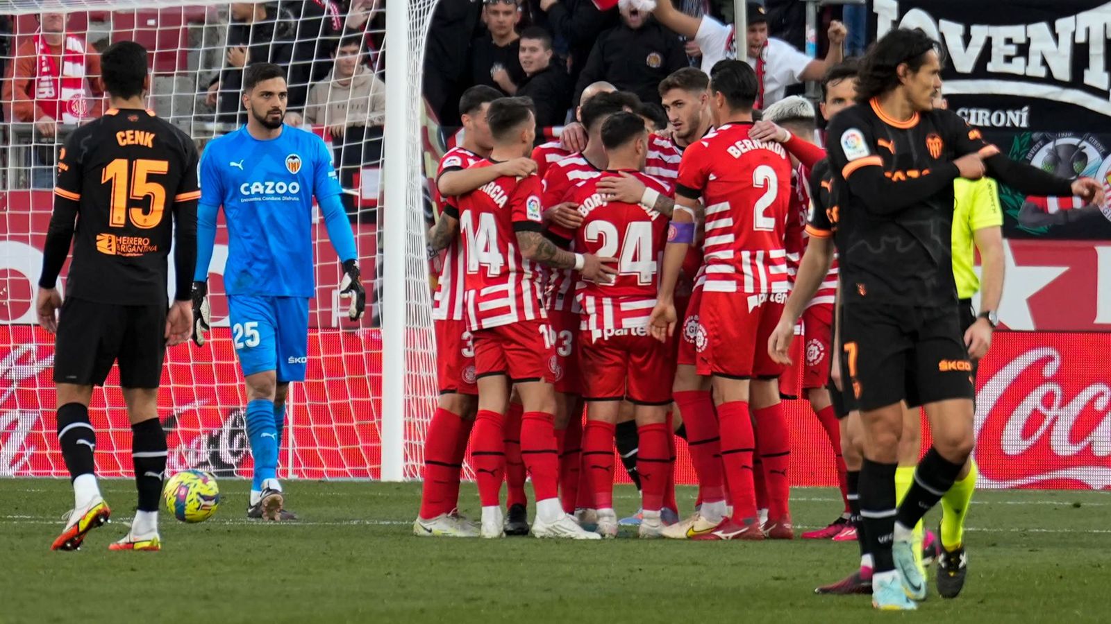 Els jugadors del Girona celebren el gol davant la impotència valencianista