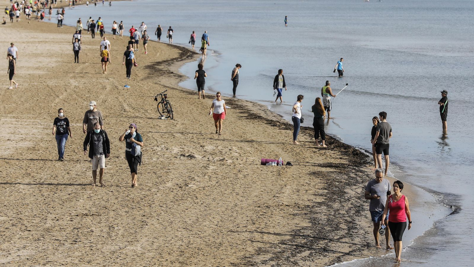 Persones a la platja de la Malva-rosa