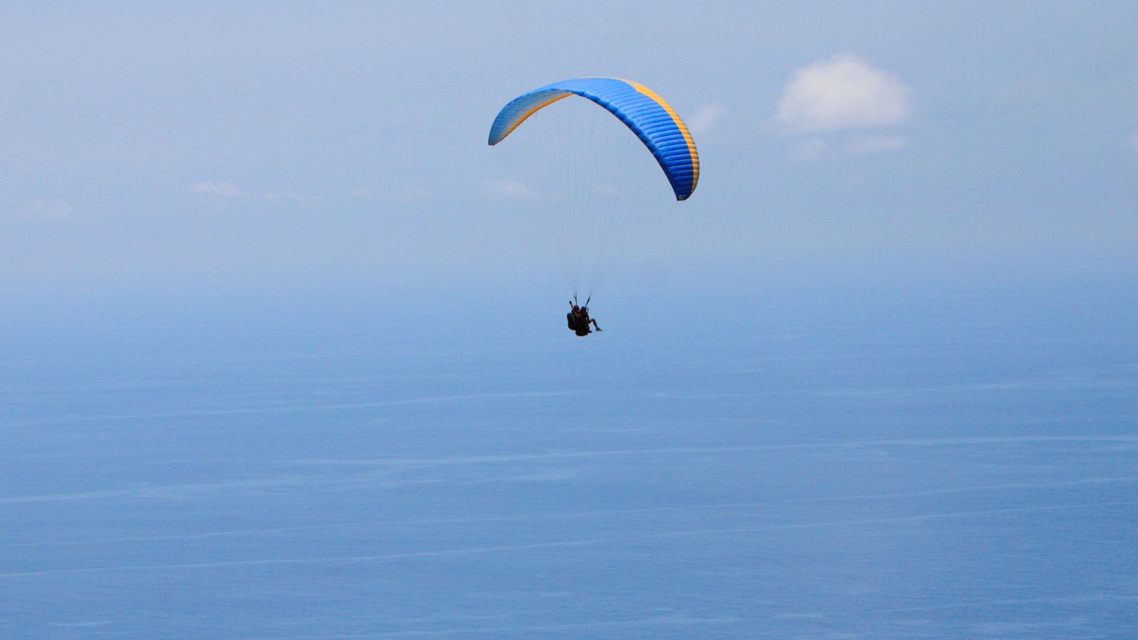 Imatge darxiu d'una persona volant un parapent