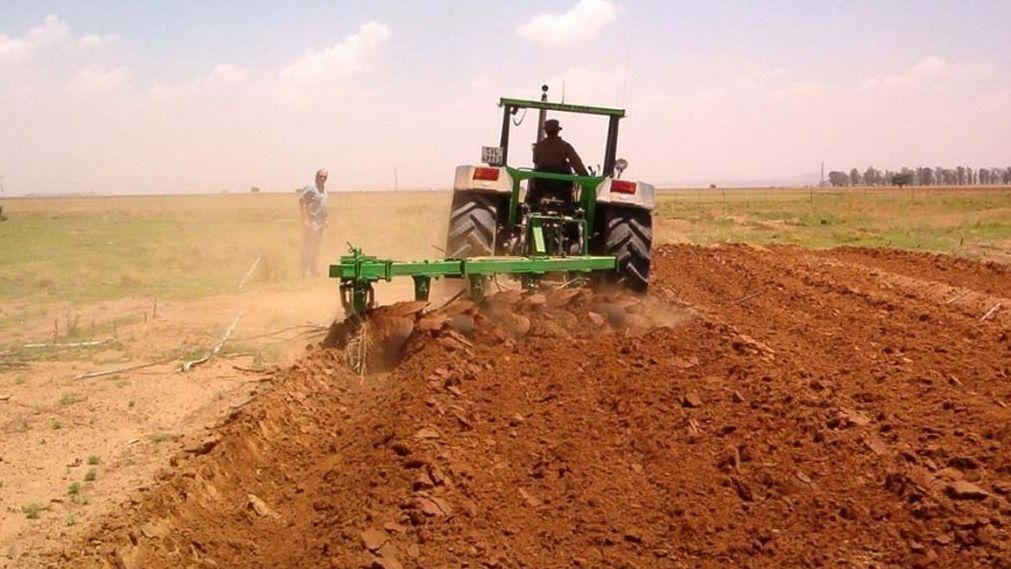 Un agricultor llaura la terra seca amb el tractor, en una imatge d'arxiu