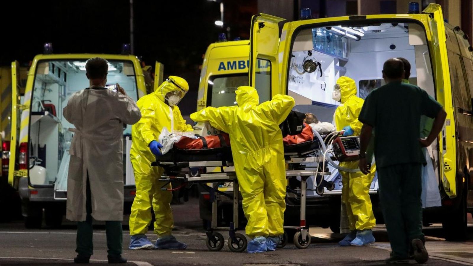 Una ambulància trasllada un pacient Covid a Lisboa