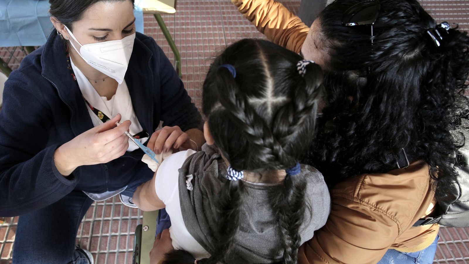 Una sanitària vacuna una menuda al CEIP Lucentum d'Alacant