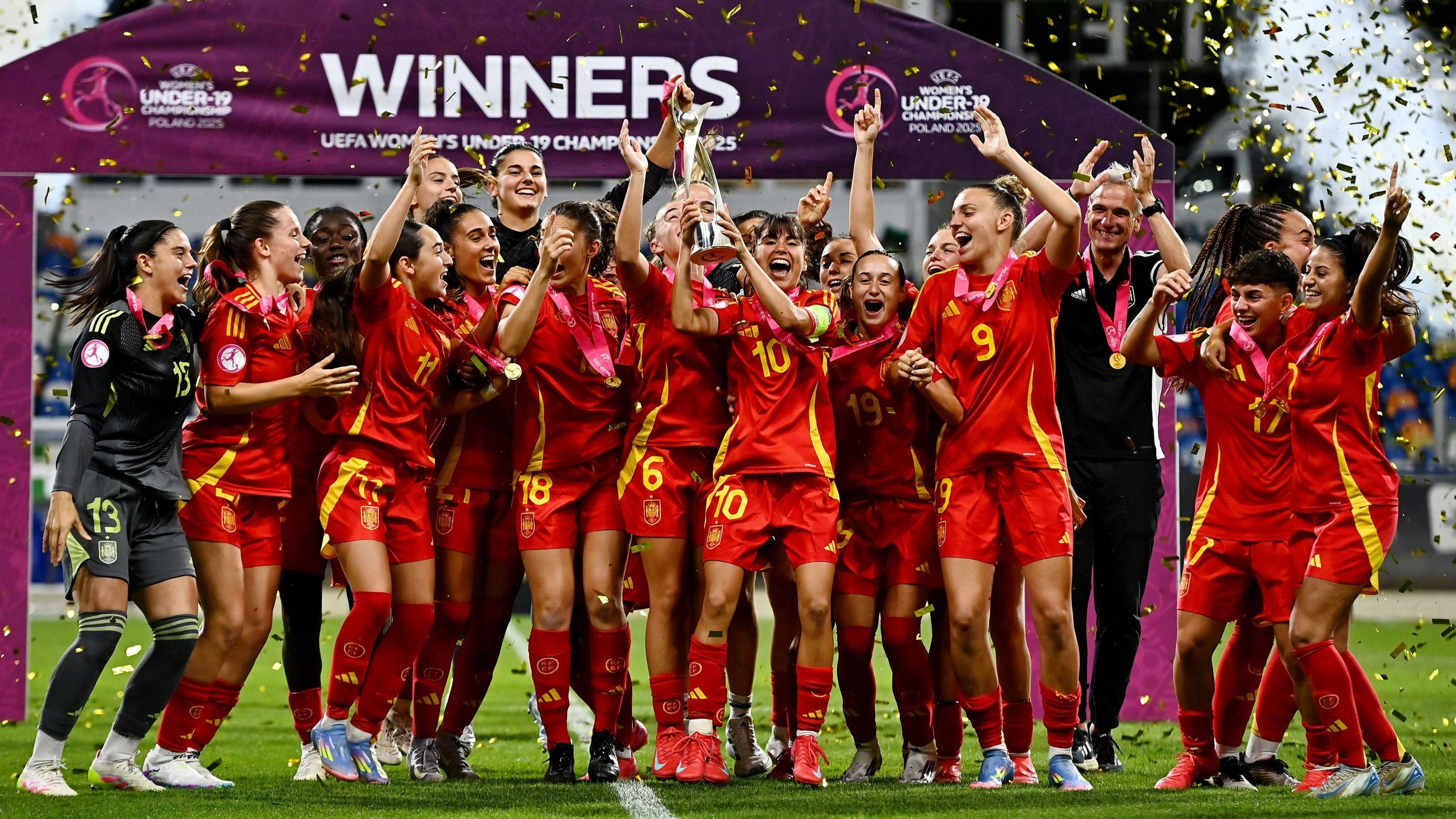 Les jugadores espanyoles, amb el trofeu de campiones d'Europa