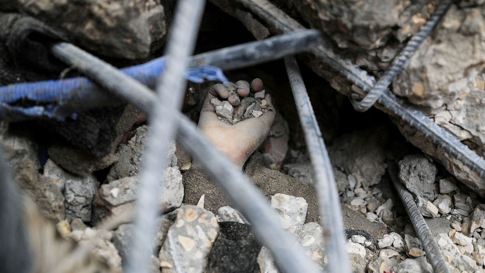 En imatge, la mà d'un palestí morts, sota els enderrocs, després d'un atac israelià en un atac del 13 d'abril a Jabalia