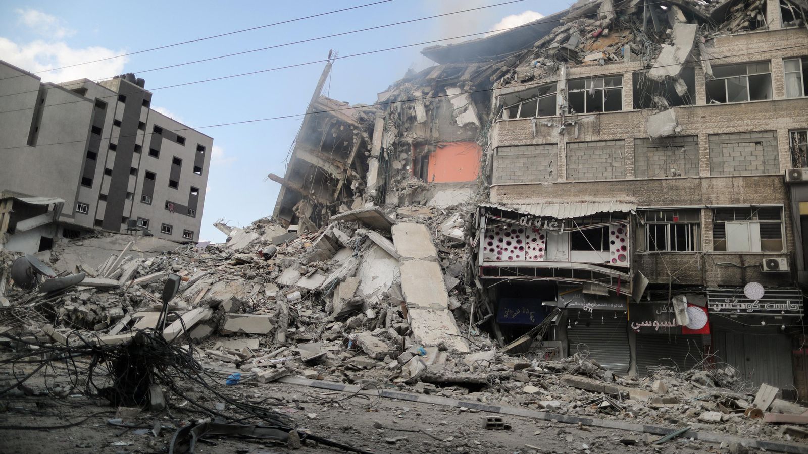 Les restes d'una torre d'edificis destruïda a Gaza pels atacs aeris israelians, enmig d'un esclat de violència entre Israel i Palestina