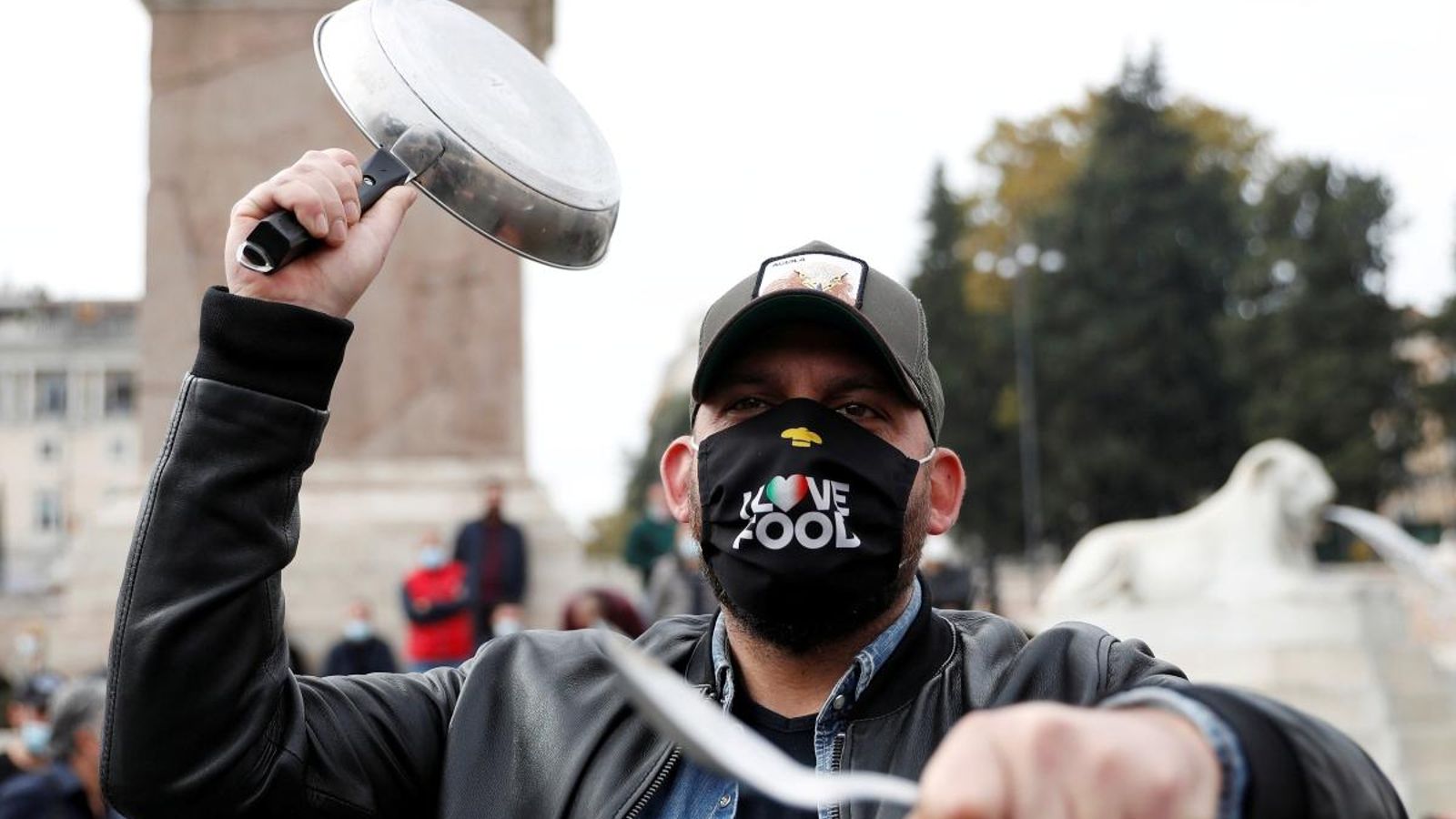 Un cambrer protesta contra el govern italià a Roma. (Reuters)